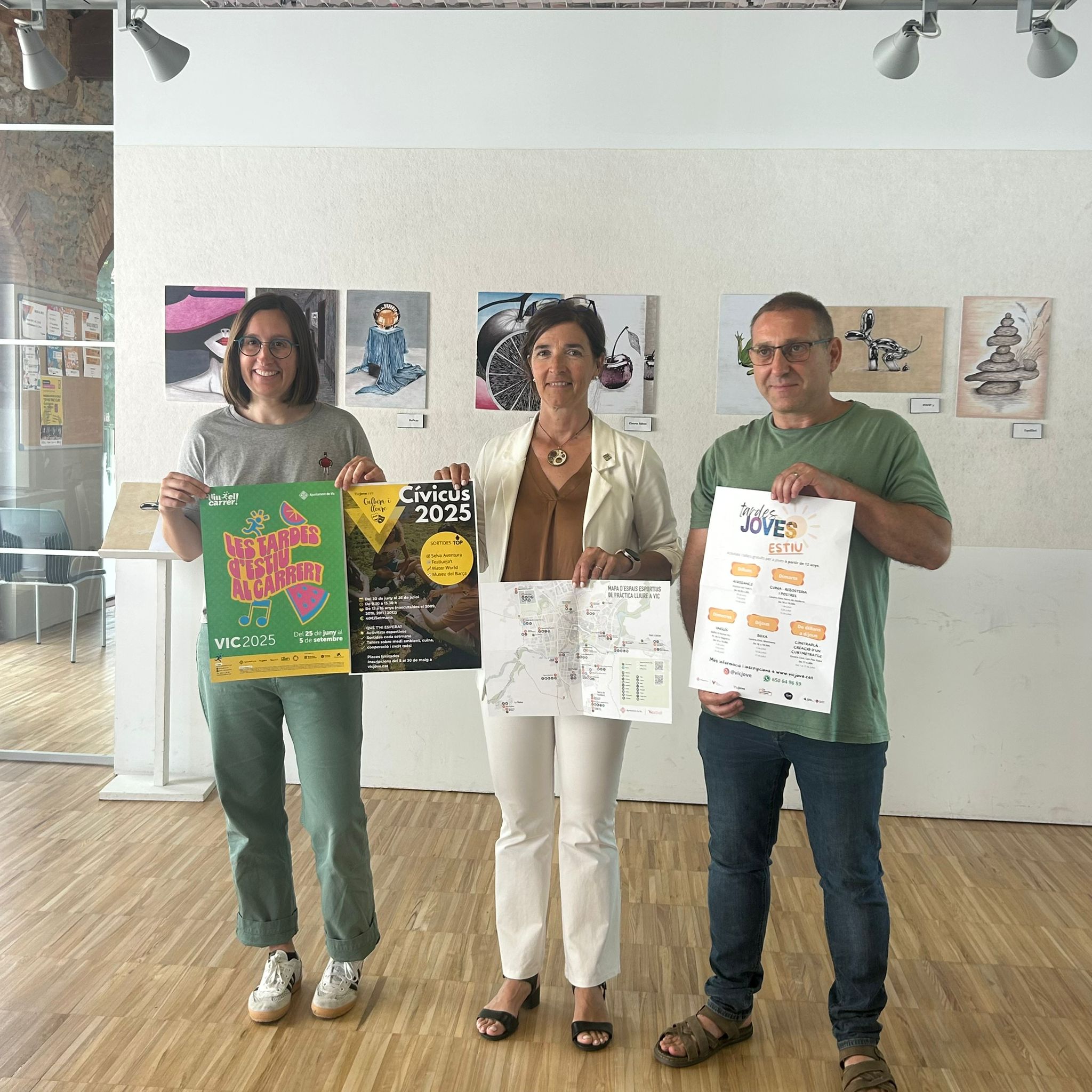 La tècnica de Ciutadania, Berta Rierola; la regidora d’Educació i Joves, Elisabet Franquesa; i el tècnic de Joventut, Joan Casas, durant la presentació de les activitats d’estiu